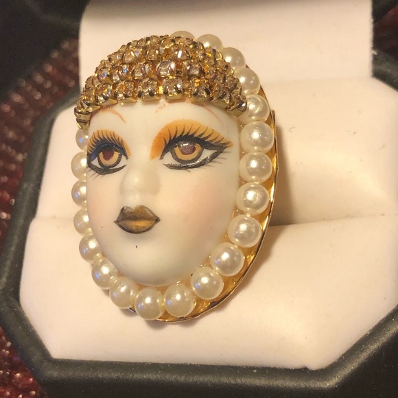 Vintage Jewelry - Vintage Porcelain Lady Brooch